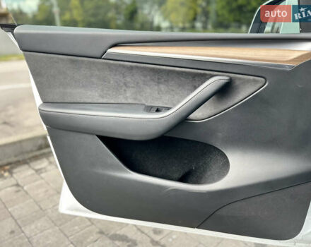 Белый Тесла Model Y, объемом двигателя 0 л и пробегом 18 тыс. км за 28950 $, фото 19 на Automoto.ua