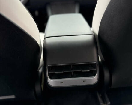 Белый Тесла Model Y, объемом двигателя 0 л и пробегом 23 тыс. км за 26500 $, фото 25 на Automoto.ua