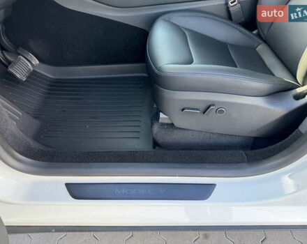 Белый Тесла Model Y, объемом двигателя 0 л и пробегом 26 тыс. км за 29900 $, фото 80 на Automoto.ua