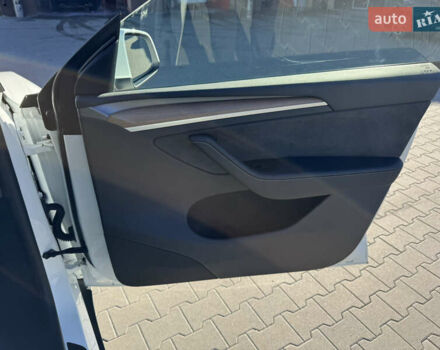 Белый Тесла Model Y, объемом двигателя 0 л и пробегом 26 тыс. км за 29900 $, фото 35 на Automoto.ua