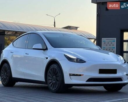 Белый Тесла Model Y, объемом двигателя 0 л и пробегом 23 тыс. км за 29999 $, фото 1 на Automoto.ua