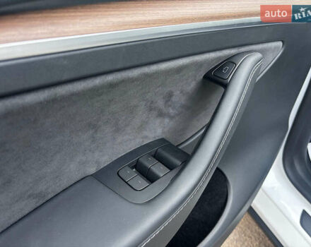 Белый Тесла Model Y, объемом двигателя 0 л и пробегом 25 тыс. км за 33290 $, фото 19 на Automoto.ua