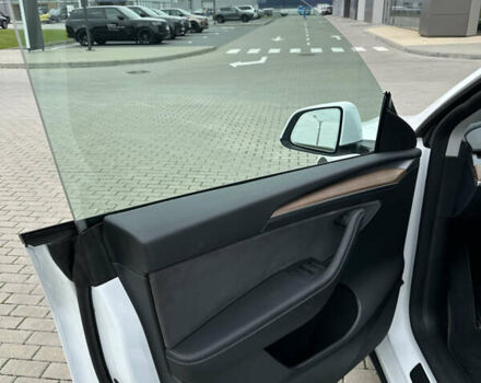 Белый Тесла Model Y, объемом двигателя 0 л и пробегом 6 тыс. км за 27000 $, фото 11 на Automoto.ua