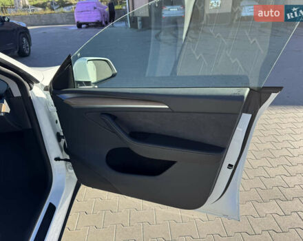 Белый Тесла Model Y, объемом двигателя 0 л и пробегом 26 тыс. км за 29900 $, фото 57 на Automoto.ua