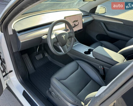 Белый Тесла Model Y, объемом двигателя 0 л и пробегом 26 тыс. км за 29900 $, фото 62 на Automoto.ua