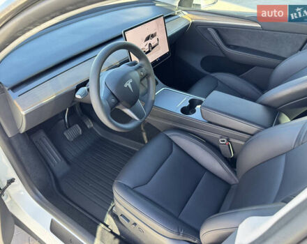 Белый Тесла Model Y, объемом двигателя 0 л и пробегом 26 тыс. км за 29900 $, фото 23 на Automoto.ua