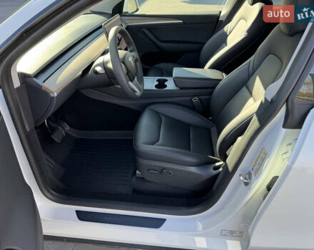 Белый Тесла Model Y, объемом двигателя 0 л и пробегом 26 тыс. км за 29900 $, фото 79 на Automoto.ua