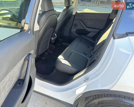 Белый Тесла Model Y, объемом двигателя 0 л и пробегом 26 тыс. км за 29900 $, фото 51 на Automoto.ua
