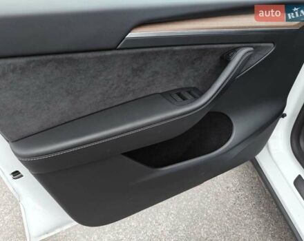 Белый Тесла Model Y, объемом двигателя 0 л и пробегом 18 тыс. км за 29000 $, фото 28 на Automoto.ua