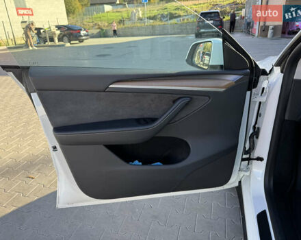 Белый Тесла Model Y, объемом двигателя 0 л и пробегом 26 тыс. км за 29900 $, фото 49 на Automoto.ua
