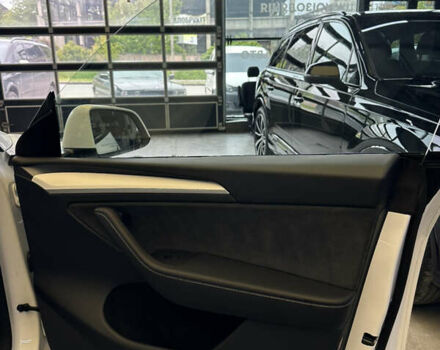 Белый Тесла Model Y, объемом двигателя 0 л и пробегом 22 тыс. км за 34500 $, фото 31 на Automoto.ua