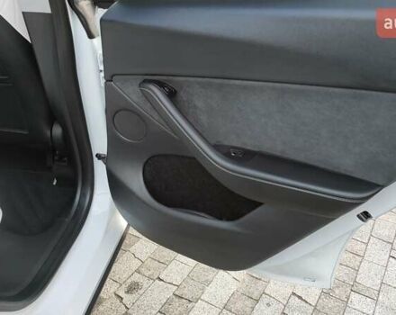 Белый Тесла Model Y, объемом двигателя 0 л и пробегом 8 тыс. км за 27300 $, фото 4 на Automoto.ua