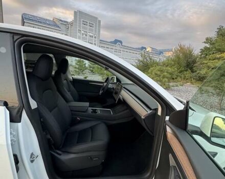 Белый Тесла Model Y, объемом двигателя 0 л и пробегом 3 тыс. км за 34498 $, фото 25 на Automoto.ua