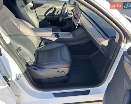 Белый Тесла Model Y, объемом двигателя 0 л и пробегом 26 тыс. км за 29900 $, фото 43 на Automoto.ua