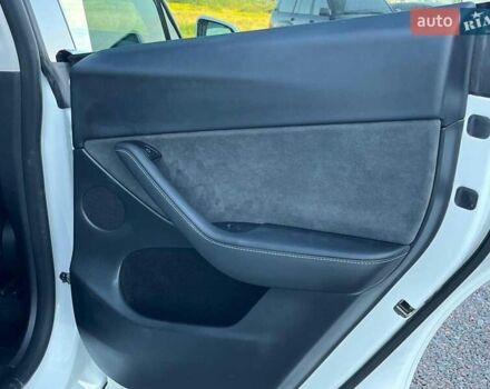Белый Тесла Model Y, объемом двигателя 0 л и пробегом 34 тыс. км за 30890 $, фото 25 на Automoto.ua