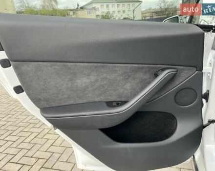 Белый Тесла Model Y, объемом двигателя 0 л и пробегом 2 тыс. км за 34500 $, фото 25 на Automoto.ua