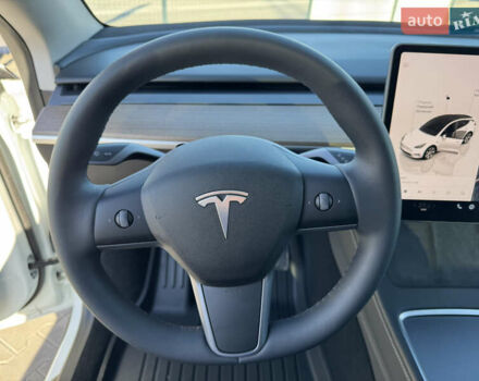 Белый Тесла Model Y, объемом двигателя 0 л и пробегом 26 тыс. км за 29900 $, фото 27 на Automoto.ua