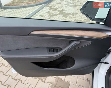 Белый Тесла Model Y, объемом двигателя 0 л и пробегом 1 тыс. км за 35500 $, фото 9 на Automoto.ua