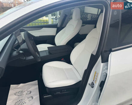Белый Тесла Model Y, объемом двигателя 0 л и пробегом 1 тыс. км за 61141 $, фото 22 на Automoto.ua