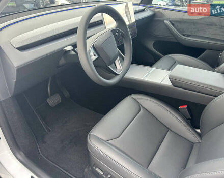 Белый Тесла Model Y, объемом двигателя 0 л и пробегом 1 тыс. км за 63500 $, фото 4 на Automoto.ua