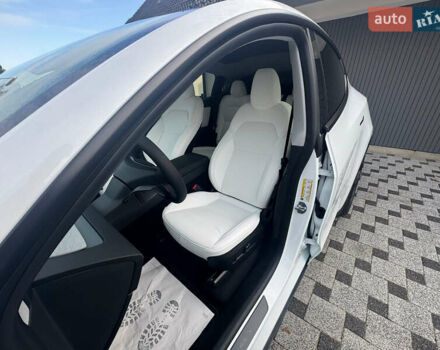 Белый Тесла Model Y, объемом двигателя 0 л и пробегом 1 тыс. км за 61141 $, фото 11 на Automoto.ua