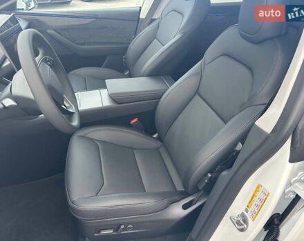 Белый Тесла Model Y, объемом двигателя 0 л и пробегом 1 тыс. км за 63500 $, фото 9 на Automoto.ua