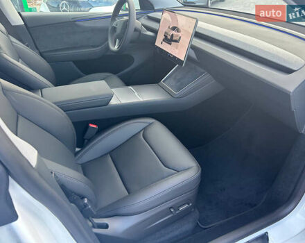 Белый Тесла Model Y, объемом двигателя 0 л и пробегом 1 тыс. км за 63500 $, фото 15 на Automoto.ua