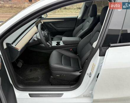 Белый Тесла Model Y, объемом двигателя 0 л и пробегом 1 тыс. км за 35500 $, фото 8 на Automoto.ua