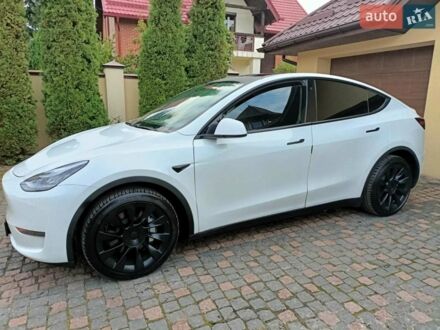Белый Тесла Model Y, объемом двигателя 0 л и пробегом 65 тыс. км за 28000 $, фото 1 на Automoto.ua