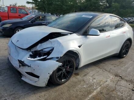 Тесла Model Y 2020 в Львове на Automoto.ua Белый Тесла Model Y, объемом двигателя 0 л и пробегом 138 тыс. км за 13800 $, фото 1 на Automoto.ua