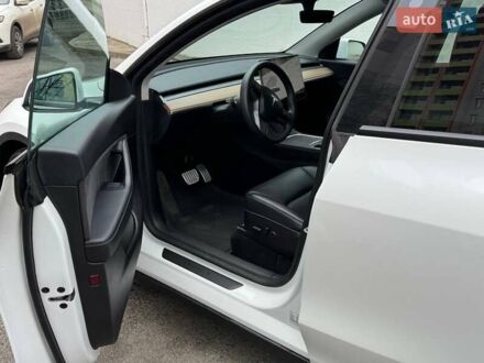 Тесла Model Y 2022 в Днепре (Днепропетровске) на Automoto.ua Белый Тесла Model Y, объемом двигателя 0 л и пробегом 14 тыс. км за 28000 $, фото 1 на Automoto.ua