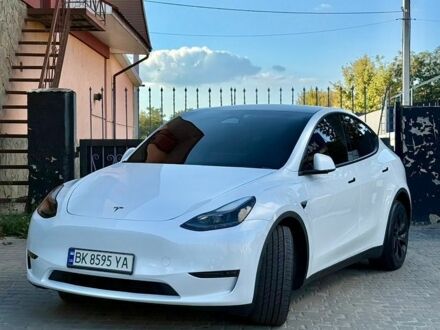 Белый Тесла Model Y, объемом двигателя 0 л и пробегом 44 тыс. км за 25000 $, фото 1 на Automoto.ua