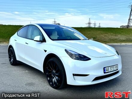 Тесла Model Y 2022 в Днепре (Днепропетровске) на Automoto.ua Белый Тесла Model Y, объемом двигателя 0.39 л и пробегом 64 тыс. км за 28500 $, фото 1 на Automoto.ua