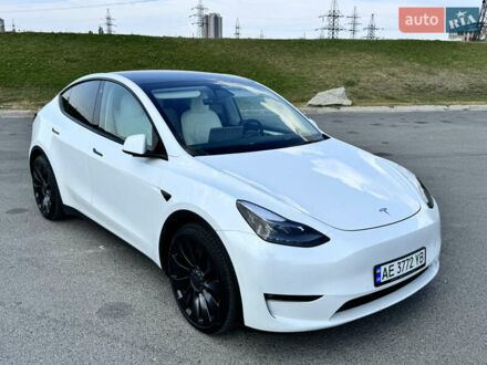 Тесла Model Y 2022 в Днепре (Днепропетровске) на Automoto.ua Белый Тесла Model Y, объемом двигателя 0 л и пробегом 64 тыс. км за 28500 $, фото 1 на Automoto.ua