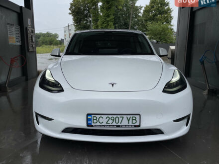 Белый Тесла Model Y, объемом двигателя 0 л и пробегом 62 тыс. км за 30000 $, фото 1 на Automoto.ua