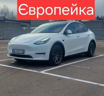Белый Тесла Model Y, объемом двигателя 0 л и пробегом 93 тыс. км за 35500 $, фото 1 на Automoto.ua