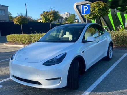 Тесла Model Y 2023 в Киеве на Automoto.ua Белый Тесла Model Y, объемом двигателя 0 л и пробегом 10 тыс. км за 26490 $, фото 1 на Automoto.ua