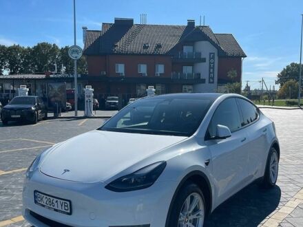 Белый Тесла Model Y, объемом двигателя 0 л и пробегом 95 тыс. км за 28999 $, фото 1 на Automoto.ua