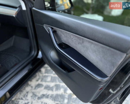 Черный Тесла Model Y, объемом двигателя 0 л и пробегом 113 тыс. км за 21999 $, фото 26 на Automoto.ua