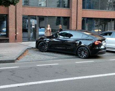 Черный Тесла Model Y, объемом двигателя 0 л и пробегом 97 тыс. км за 28000 $, фото 4 на Automoto.ua