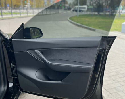 Черный Тесла Model Y, объемом двигателя 0 л и пробегом 5 тыс. км за 24999 $, фото 11 на Automoto.ua