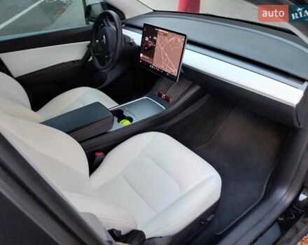 Черный Тесла Model Y, объемом двигателя 0 л и пробегом 97 тыс. км за 28000 $, фото 3 на Automoto.ua