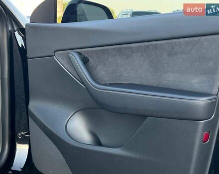 Черный Тесла Model Y, объемом двигателя 0 л и пробегом 73 тыс. км за 27890 $, фото 44 на Automoto.ua
