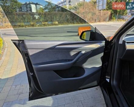Черный Тесла Model Y, объемом двигателя 0 л и пробегом 27 тыс. км за 28999 $, фото 11 на Automoto.ua