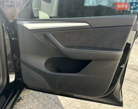 Черный Тесла Model Y, объемом двигателя 0 л и пробегом 24 тыс. км за 31000 $, фото 30 на Automoto.ua