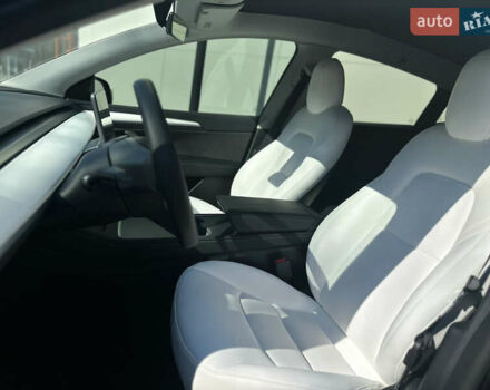 Черный Тесла Model Y, объемом двигателя 0 л и пробегом 24 тыс. км за 31000 $, фото 35 на Automoto.ua