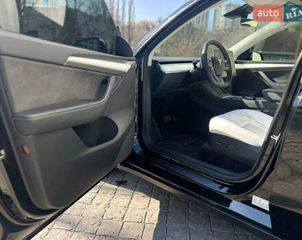 Черный Тесла Model Y, объемом двигателя 0 л и пробегом 24 тыс. км за 31000 $, фото 37 на Automoto.ua