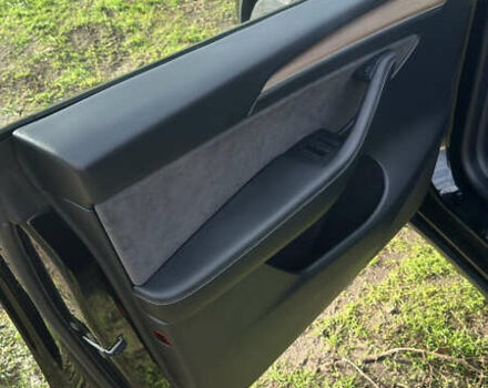 Черный Тесла Model Y, объемом двигателя 0 л и пробегом 35 тыс. км за 29999 $, фото 6 на Automoto.ua