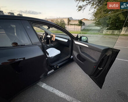 Черный Тесла Model Y, объемом двигателя 0 л и пробегом 965 тыс. км за 31900 $, фото 4 на Automoto.ua