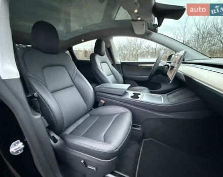 Черный Тесла Model Y, объемом двигателя 0 л и пробегом 19 тыс. км за 36500 $, фото 44 на Automoto.ua